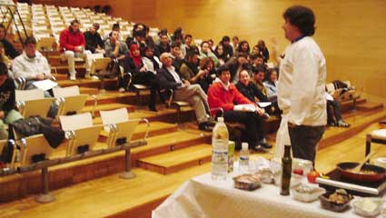 Koldo Royo hablando ante los jóvenes en el salón de actos de Son Llátzer (Palma)